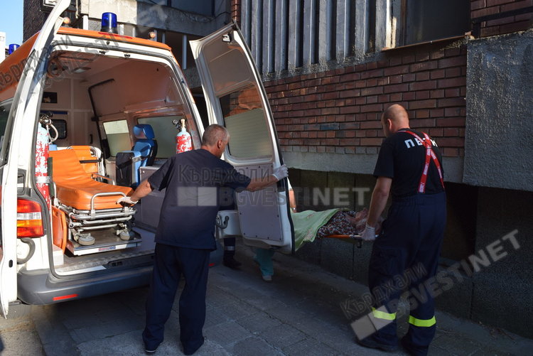 Пожарникари помогнаха на медицински екип за пренасяне на болен
