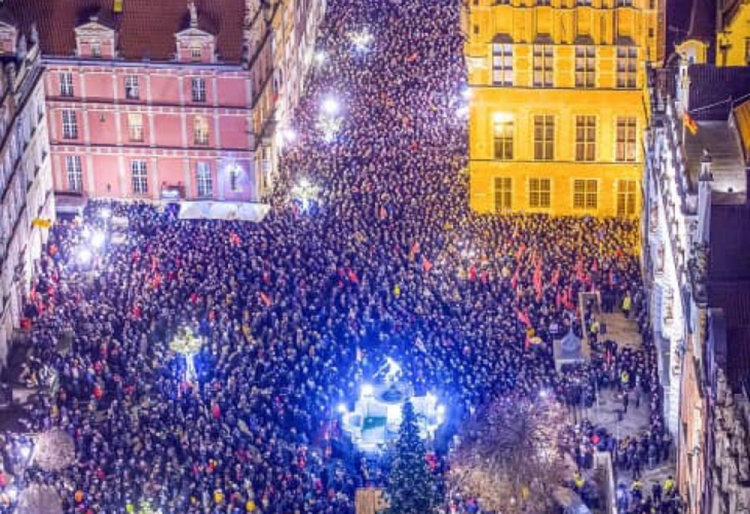 Хиляди на протест след убийството на кмета на Гданск