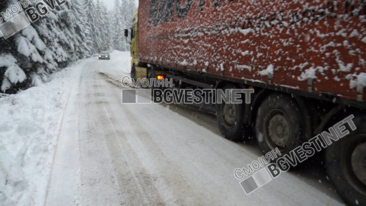 Забрана за камиони над 12 тона, само с вериги през проходите в Смолянско
