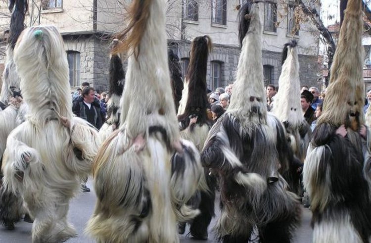 Езически костюми, носени при зимни празници по света