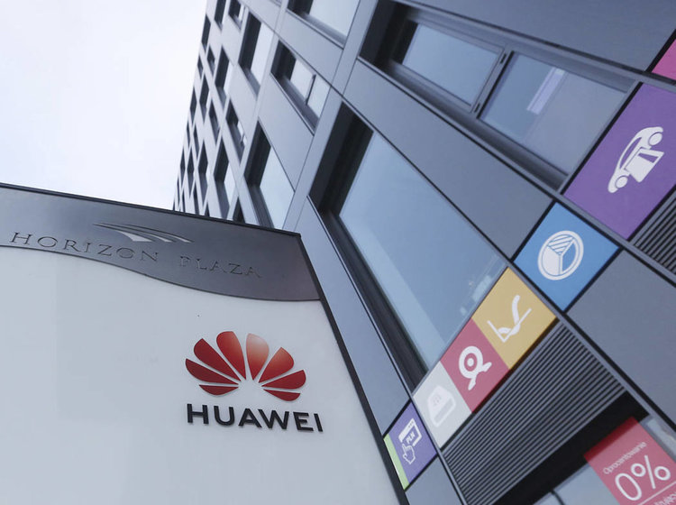 В САЩ повдигнаха обвинения срещу Huawei