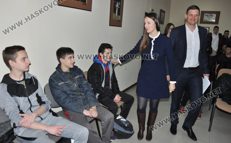Учениците от Хасково дискутираха  какво би било, ако сме извън ЕС