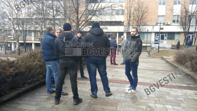 Започва делото срещу Ефрем Моллов, мълчаливо бдение пред съда в Смолян от "Родопски хайдути" 
