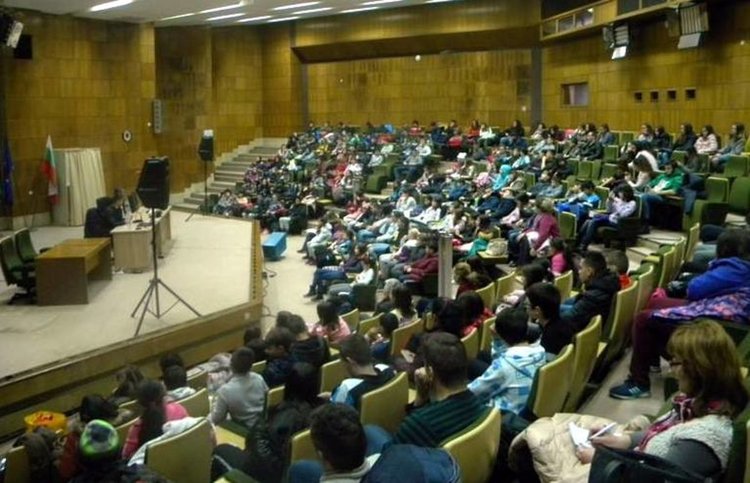 Експерт от ГДБОП обясни на ученици от Смолян за рисковете в интернет