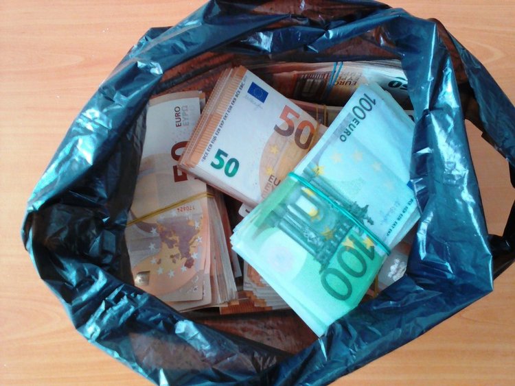 Незаконни 200 000 евро спипани по границиците  за ден