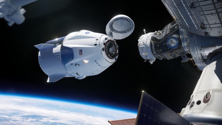 Корабът Dragon на SpaceX се скачи с МКС за първи път (видео)