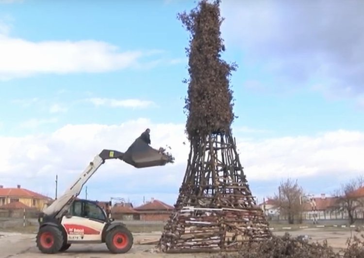 Огромна 13-метрова клада за Сирни Заговезни подготвят в село Добрич 