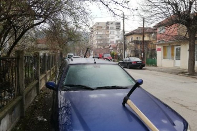 Кола осъмна със забити кирки в Монтана