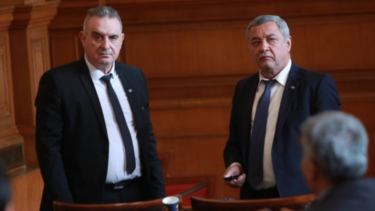 Коментари от кулоарите за оставката на Делян Добрев
