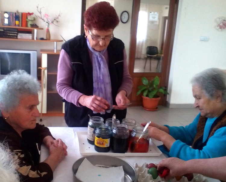 Великденско дарение в Дневния център за стари хора, боядисаха и яйца
