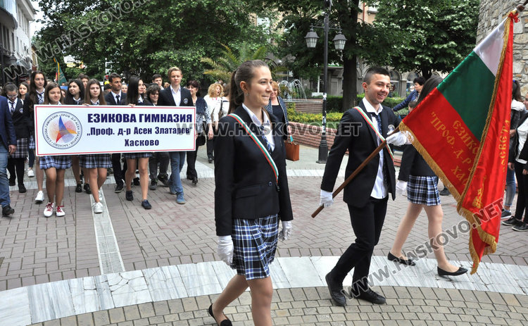 Празнично шествие за 24 май в Хасково, отличиха изявени ученици и учители 
