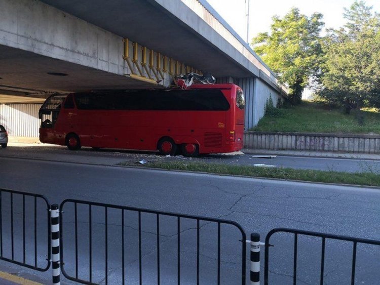 Автобус се заклещи под мост в Пловдив, остана без покрив