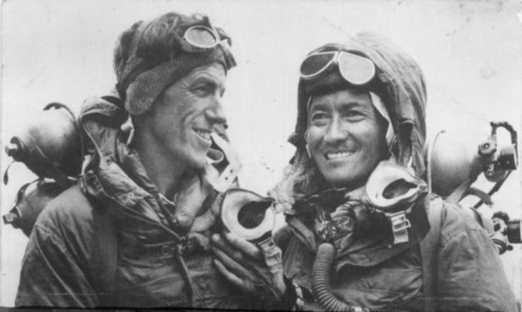 На 29 май 1953 е изкачен Еверест за първи път