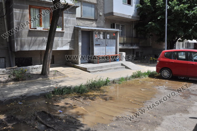 Хасковлии: Вода се лее в "Орфей", разкалва пространството пред блок
