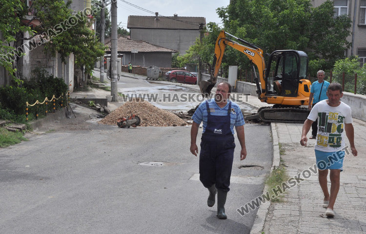 Заради авария затвориха улицата до училище "Кирил и Методий"