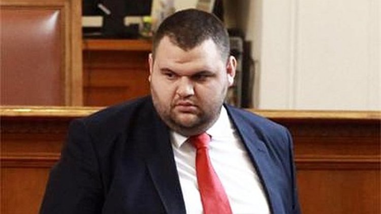 Депутатът Пеевски се появи в парламента, иска 0 лв. партийна субсидия