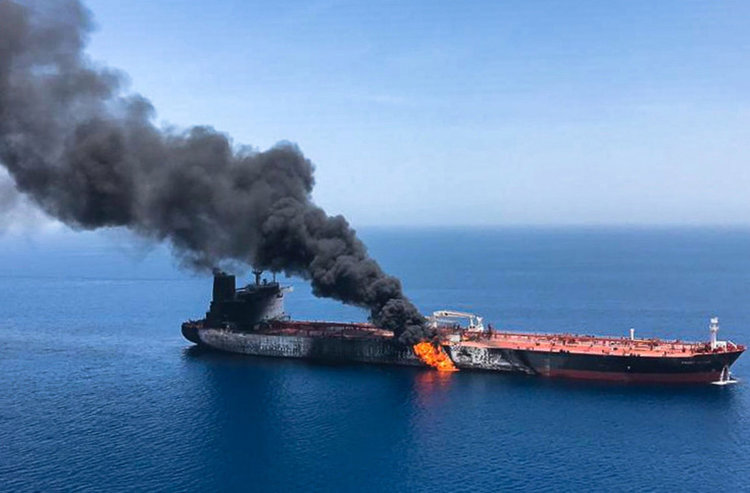 Кой атакува танкерите в Оманския залив?