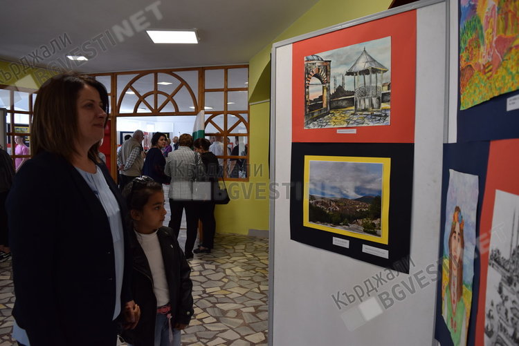 Международна изложба редят Клуба по фотография и Школата по изобразително изкуство към ОДК Кърджали