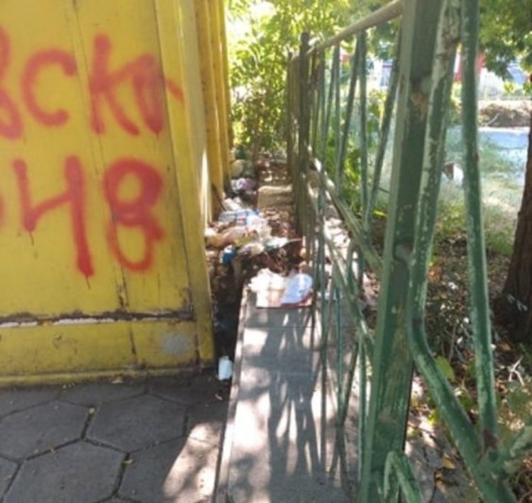 Хасковлия: Превърнаха в сметище автобусната спирка по бул. „България“