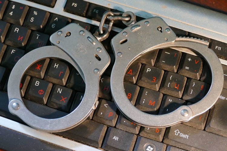 Арестуваха педофили, склонявали и изнудвали деца във Facebook