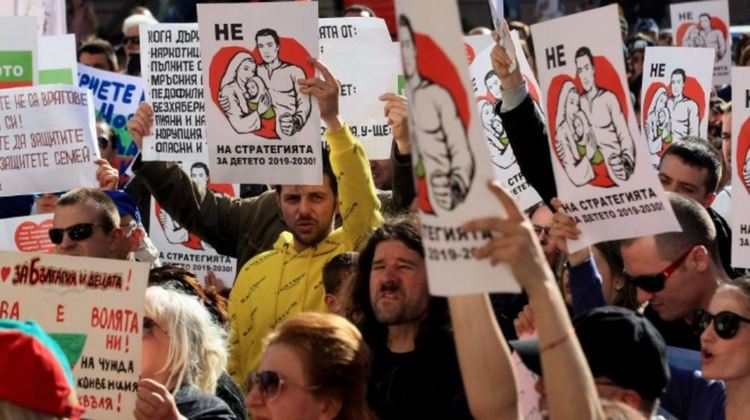Хиляди се събират на протест срещу завоалираната Стратегия за детето 