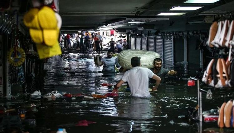 Силна буря удари Истанбул, 'Капалъ чарши' е под вода