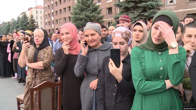 "Видите ли мъж, веднага се изправете". Властите в Ингушетия, Русия, инструктират жените 