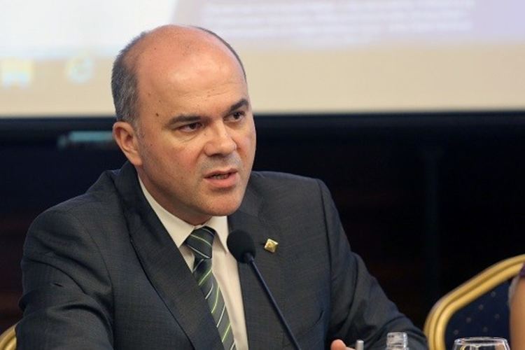 Сменят трудовите книжки на всички работещи в България