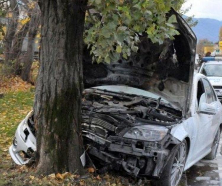 Заради несъобразена скорост: три катастрофи, мъж е с опасност за живота