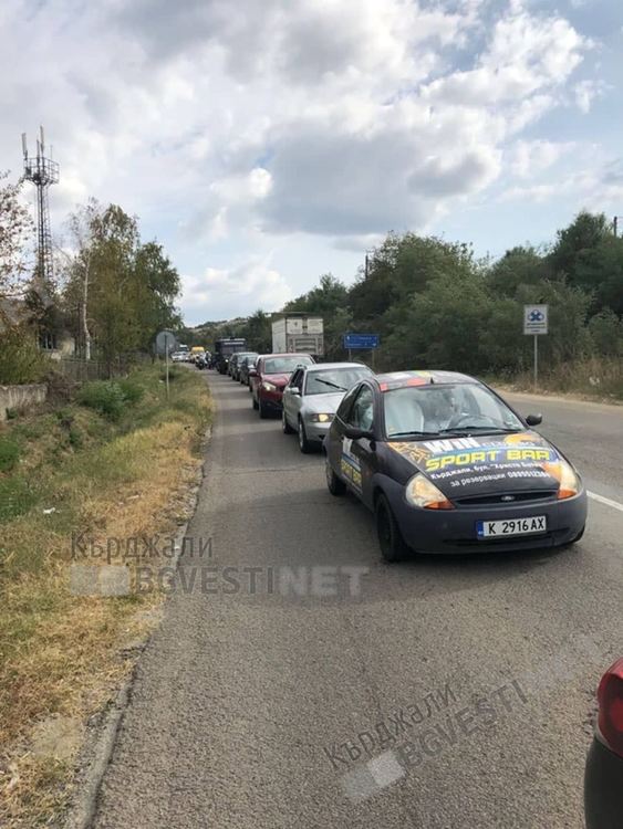 Трима младежи пострадаха преди броени минути в катастрофа на разклона за Петелово