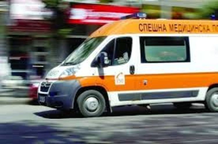 19-годишен кара с несъобразена скорост, удря се в метална ограда 