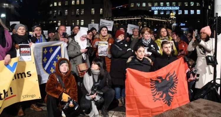 Шведска лекарка връща Нобеловата си награда заради Хандке