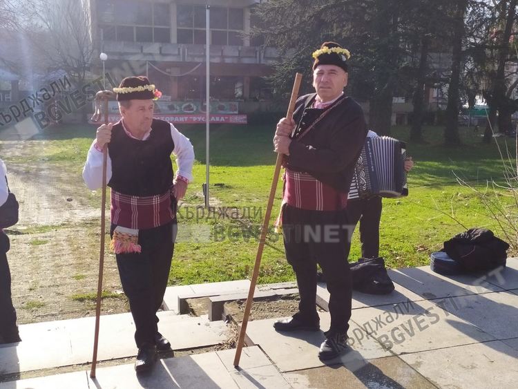 Коледарите от НЧ "Родопски фар" даряват събраните пари от коледуването на дете в нужда