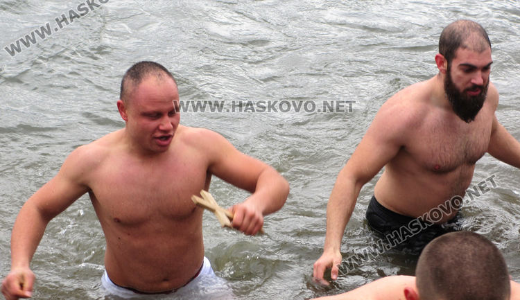 В с.Конуш вадят Богоявленския кръст от водата за първи път от 80 години, в Свиленград спасителят за пети път е Дамян Костадинов