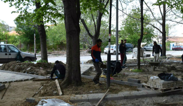 Некачествено изпълнение на тротоарна настилка и площадки установи оглед в кв. "Запад"