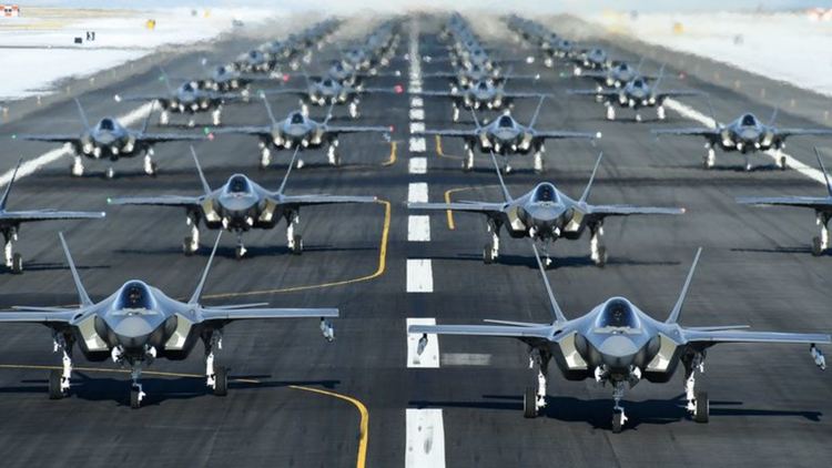 52 изтребителя F-35A излитат в най-дългата "слонска разходка" (видео)