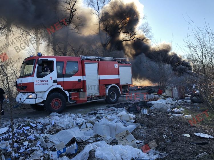 Нерегламентирано сметище гори в Димитровград