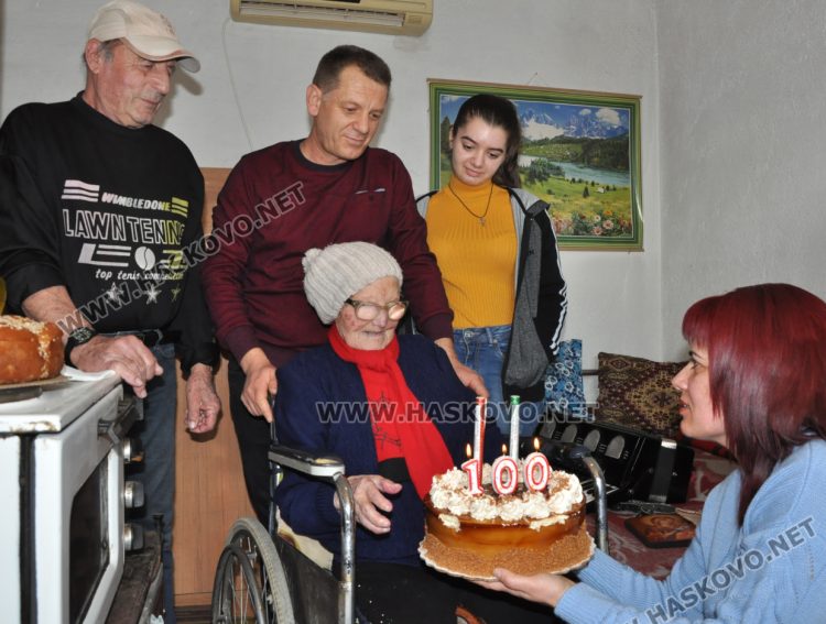 Духовитата баба Мария от Момино навърши 100 години под звуците на любимата си песен