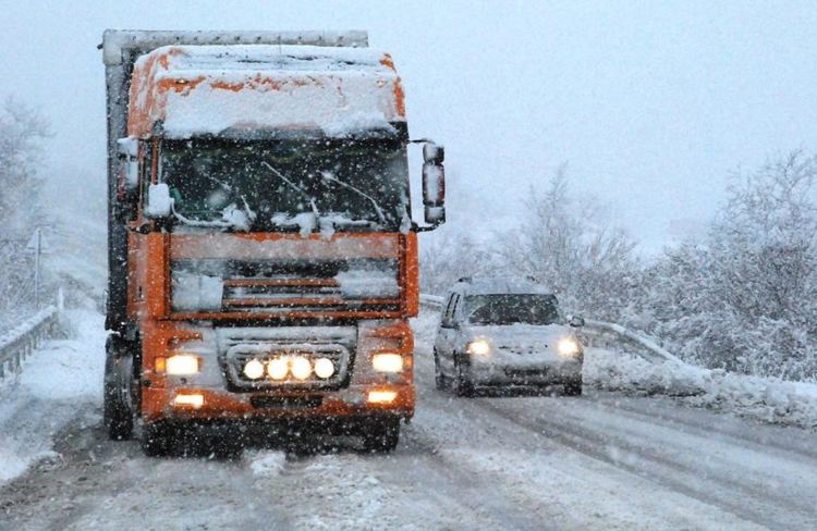 48 огнеборци участваха в 15 спасявания в обилния снеговалеж в областта