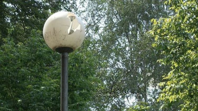Две деца на 6 и 8 години потрошиха осветителни тела в парк в село Добрич