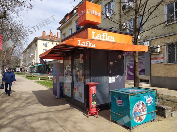 Феновете на Националната лотария в Кърджали се утешават с талони от държавния тотализатор ,след запечатването на „Лафка”