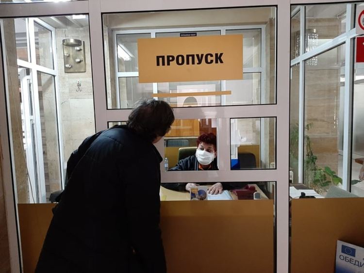 "Блокират" сградата на общинската администрация заради коронавируса