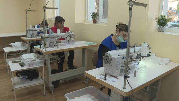 Вместо да хлопнат кепенците на фирми, в Рудозем ще шият маски за всички