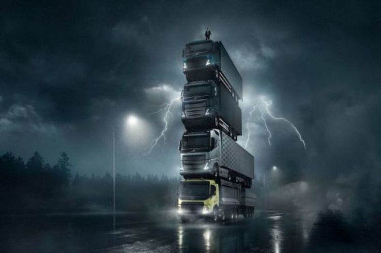 Епична движеща се кула от 4 камиона Volvo