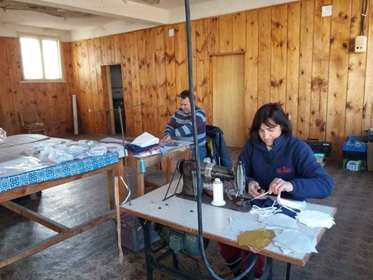 Родопски предприемач направи домашен цех, шие маски за цялото село, после и за махалите