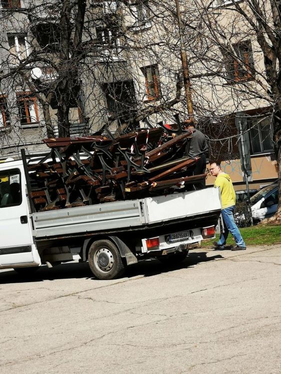 В София премахнаха пейки от градинка на Петте кьошета