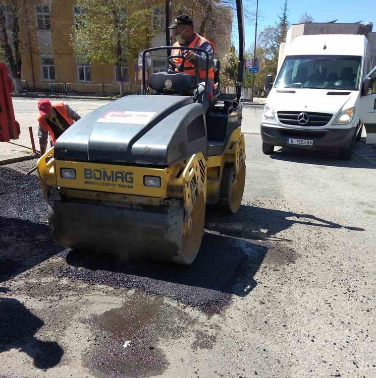   Започна изкърпването на уличните дупки в Момчилград     