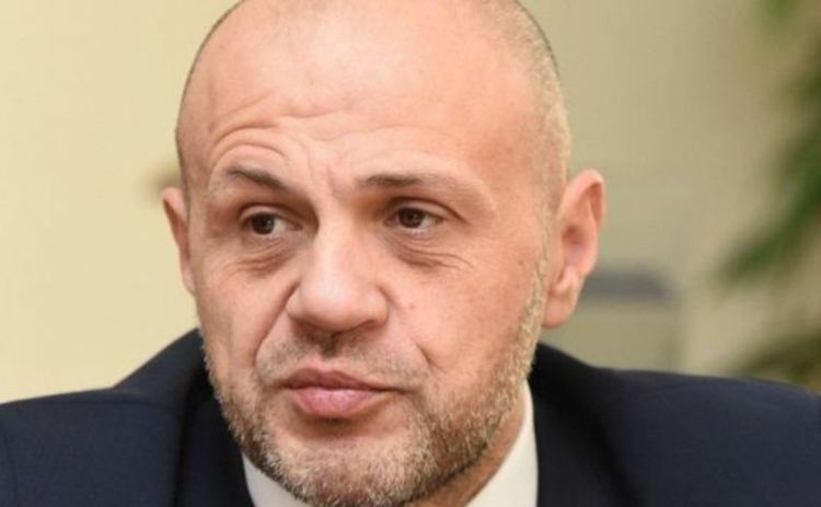 Вариант: Отварят 1/2 или 1/3 от градините, по-младите учители ще гледат децата