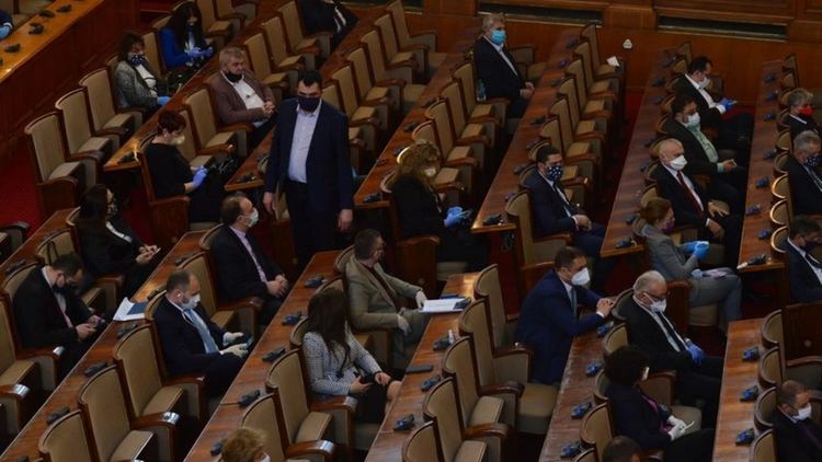 В отсъствието на Горанов парламентът свали на първо четене ДДС за ресторанти и книги