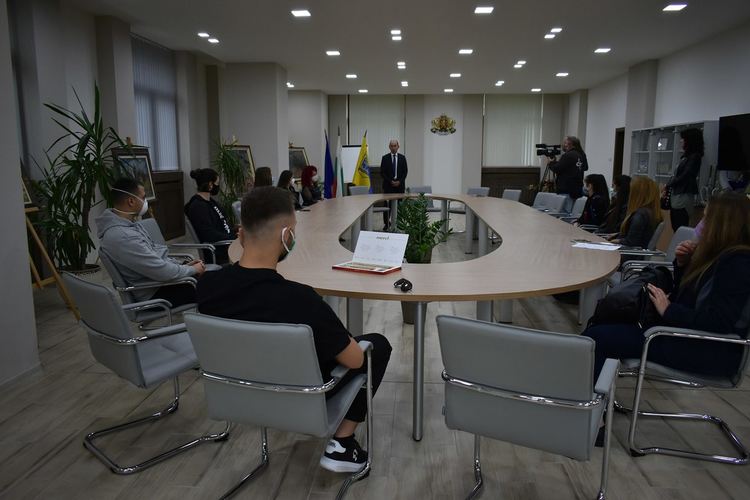 Зам.-кметът Петър Петров връчи финансова подкрепа на 22 зрелостници